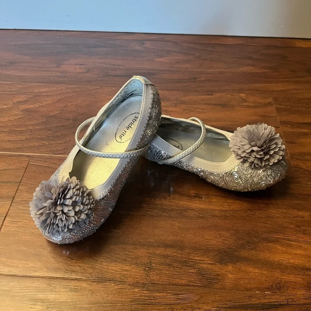 Stride Rite Buffy Silver Glitter Kids Shoes with Flower DetailSize 6.5